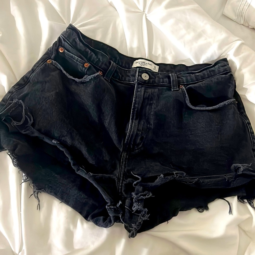 Abercrombie and Fitch! The mom short - high rise - size 31!